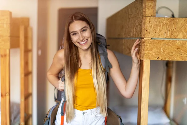 Smiling Young Woman Backpack Youth Hostel — Stock Photo, Image