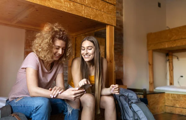 Young Female Tourists Staying Youth Hostel — Stock Photo, Image