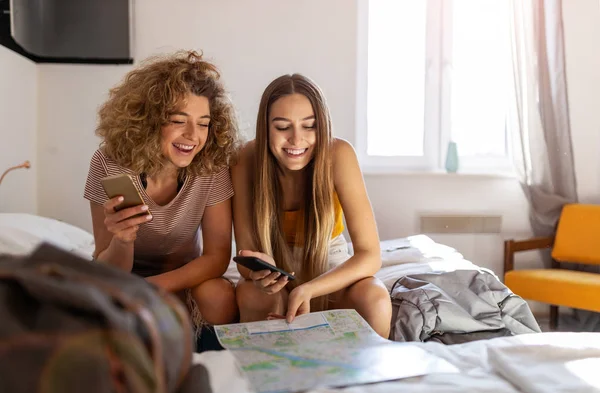 Jeunes Touristes Féminines Séjournant Dans Une Auberge Jeunesse — Photo