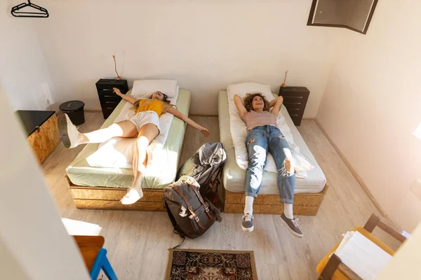 Jóvenes Turistas Femeninos Alojados Albergue Juvenil — Foto de Stock