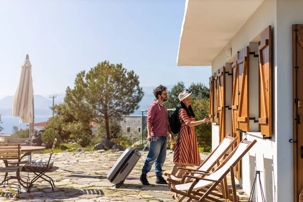 Pareja Joven Llegando Casa Vacaciones — Foto de Stock