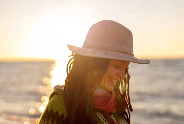 Junge Frau Mit Hut Strand Bei Sonnenuntergang — Stockfoto