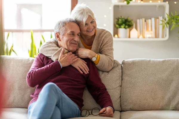 Retrato Una Feliz Pareja Ancianos Relajándose Juntos Sofá Casa — Foto de Stock