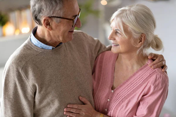 Retrato Una Feliz Pareja Ancianos Casa —  Fotos de Stock