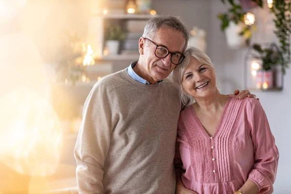 Retrato Casal Idosos Felizes Casa — Fotografia de Stock