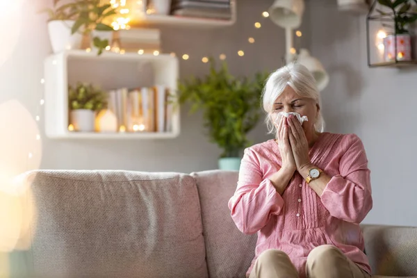 Senior Vrouw Haar Neus Waait — Stockfoto