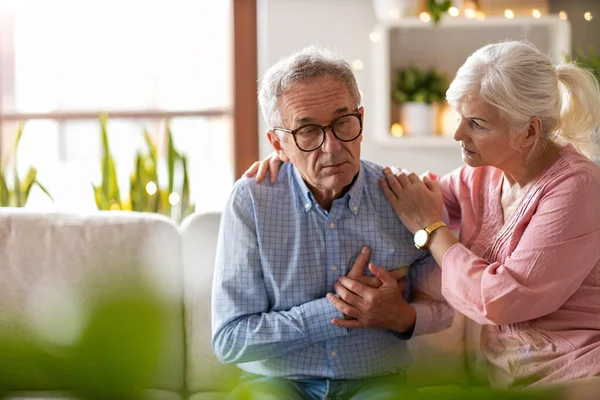 Oudere Vrouw Helpt Haar Man Met Pijn Borst — Stockfoto