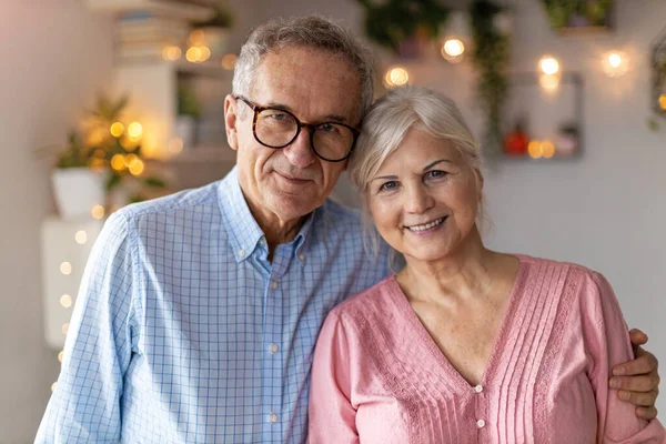 Portrait Heureux Couple Personnes Âgées Maison — Photo