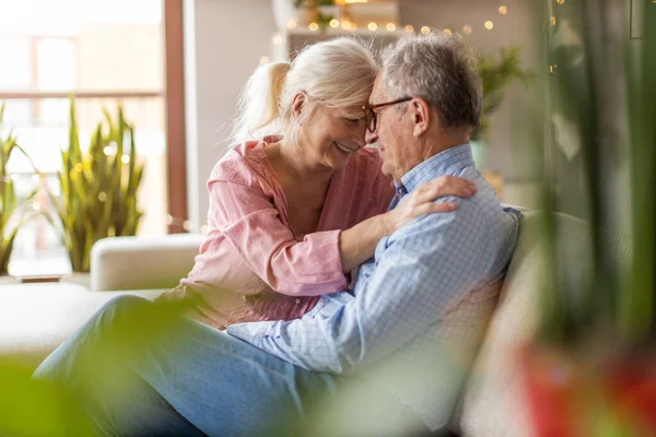 Portret Van Een Gelukkig Bejaard Stel Dat Samen Bank Thuis — Stockfoto