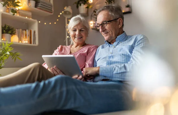 Volwassen Paar Met Behulp Van Een Laptop Terwijl Ontspannen Thuis — Stockfoto