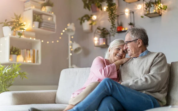 Retrato Una Feliz Pareja Ancianos Relajándose Juntos Sofá Casa —  Fotos de Stock