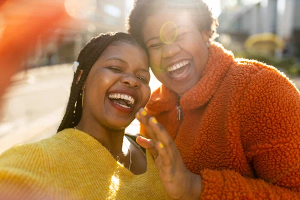 Dos Hermosas Mujeres Afroamericanas Divirtiéndose Juntas Ciudad — Foto de Stock