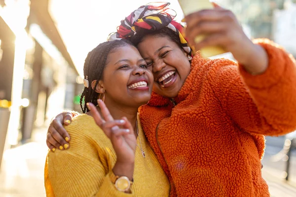 Belas Namoradas Felizes Tomando Uma Selfie — Fotografia de Stock