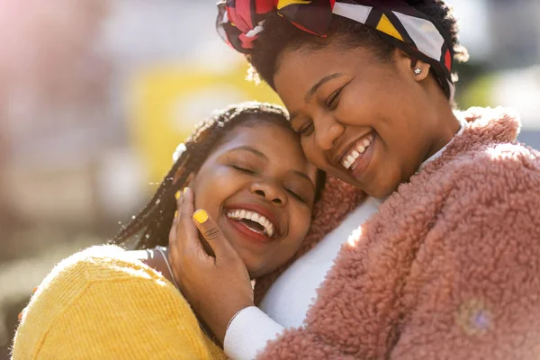 Retrato Dos Hermosas Novias Felices Abrazándose Aire Libre — Foto de Stock