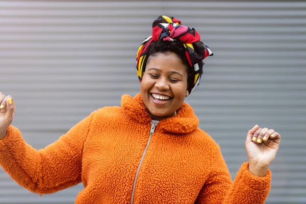 Femme Afro Américaine Dans Une Zone Urbaine — Photo