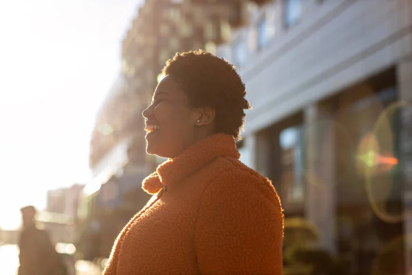 Kentsel Bir Bölgede Afro Amerikalı Bir Kadın — Stok fotoğraf