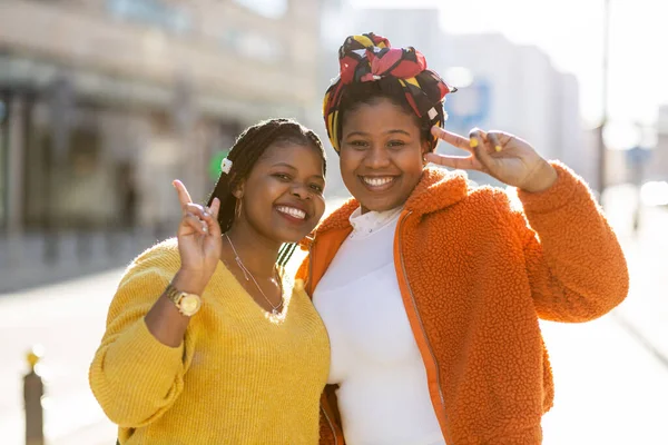 两个漂亮的非洲裔美国女人在城里玩得很开心 — 图库照片