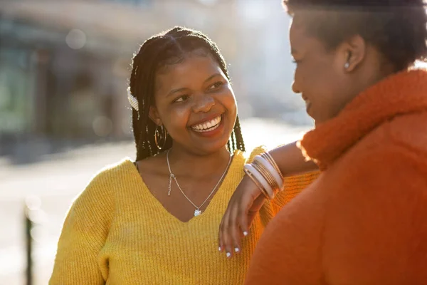 Dos Hermosas Mujeres Afroamericanas Divirtiéndose Juntas Ciudad —  Fotos de Stock