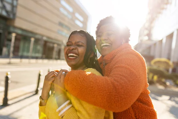 Duas Mulheres Afro Americanas Bonitas Divertindo Juntas Cidade — Fotografia de Stock