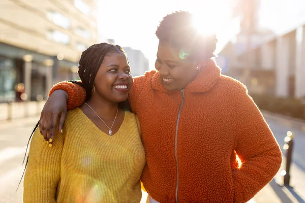 Twee Mooie Afro Amerikaanse Vrouwen Hebben Plezier Samen Stad — Stockfoto