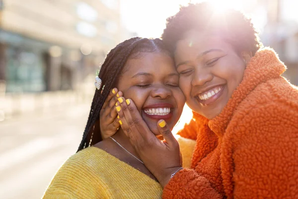 Retrato Dos Hermosas Novias Felices Abrazándose Aire Libre — Foto de Stock