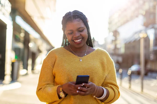 Mujer Joven Con Smartphone Una Zona Urbana — Foto de Stock