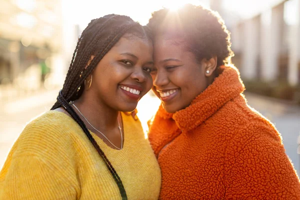 Retrato Dos Hermosas Novias Felices Abrazándose Aire Libre — Foto de Stock