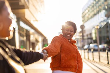 İki güzel Afro-Amerikan kadını şehirde birlikte eğleniyor.