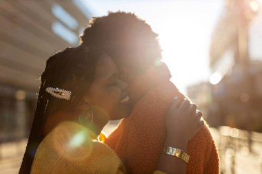 İki bayan arkadaş birbirlerini selamlıyor ve sarılıyorlar.