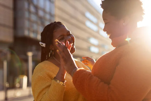 Дві Вродливі Афро Американські Жінки Які Разом Бавляться Місті — стокове фото