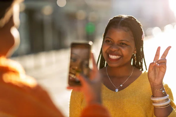 Vackra Glada Flickvänner Som Tar Selfie — Stockfoto
