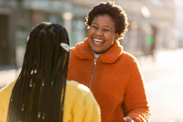 Dos Hermosas Mujeres Afroamericanas Divirtiéndose Juntas Ciudad — Foto de Stock