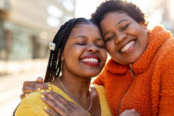 Retrato Dos Hermosas Novias Felices Abrazándose Aire Libre — Foto de Stock