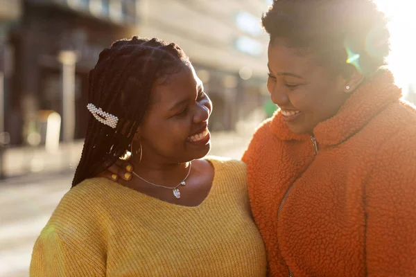 Twee Mooie Afro Amerikaanse Vrouwen Hebben Plezier Samen Stad — Stockfoto
