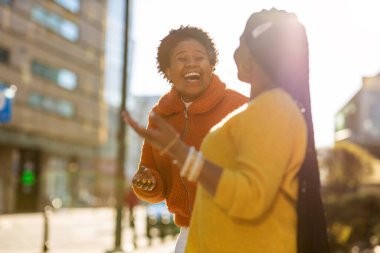 İki güzel Afro-Amerikan kadını şehirde birlikte eğleniyor.