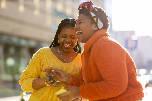 Happy Female Friends Sending Messages Smartphones City — Stock Photo, Image