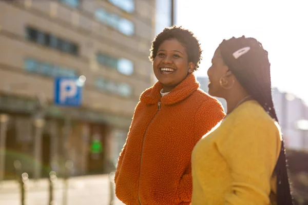 Dos Hermosas Mujeres Afroamericanas Divirtiéndose Juntas Ciudad — Foto de Stock