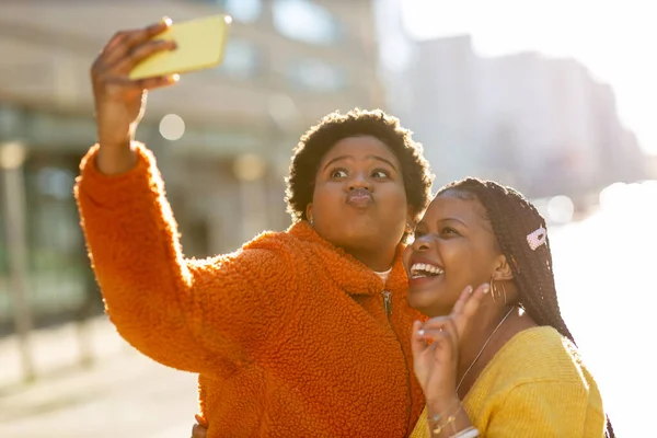 Güzel Mutlu Kız Arkadaşlar Selfie Çekiyor — Stok fotoğraf