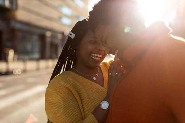 Twee Mooie Afro Amerikaanse Vrouwen Hebben Plezier Samen Stad — Stockfoto