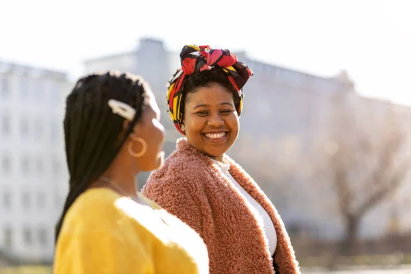 Dos Hermosas Mujeres Afroamericanas Divirtiéndose Juntas Ciudad — Foto de Stock