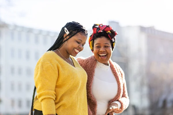 Duas Mulheres Afro Americanas Bonitas Divertindo Juntas Cidade — Fotografia de Stock