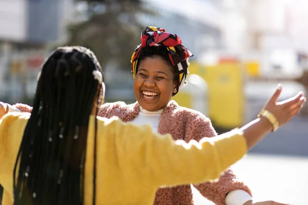 两个漂亮的非洲裔美国女人在城里玩得很开心 — 图库照片