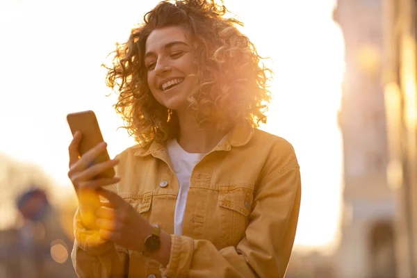 Ung Hipster Kvinna Som Använder Smartphone Vid Solnedgången — Stockfoto