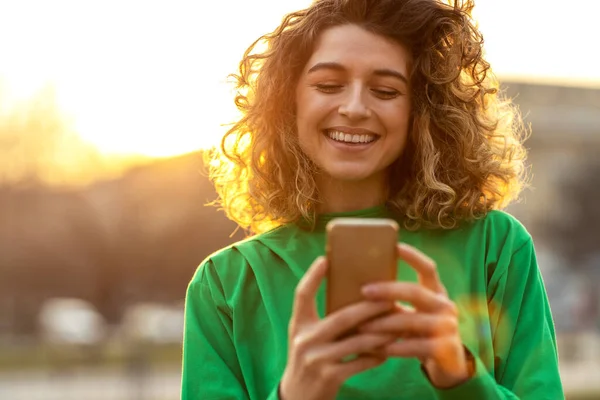 Mladý Hipster Žena Pomocí Smartphone Při Západu Slunce — Stock fotografie