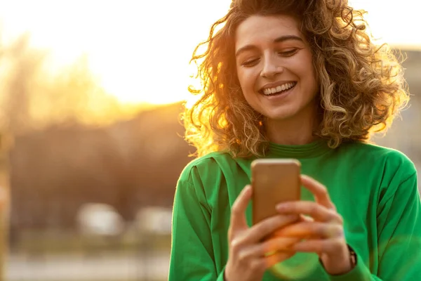 Jovem Hipster Mulher Usando Smartphone Pôr Sol — Fotografia de Stock