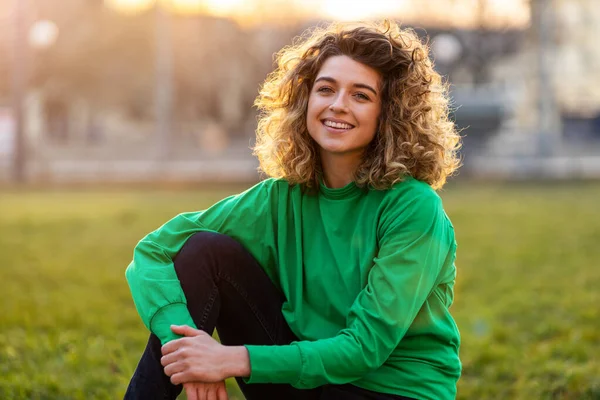 Ritratto Giovane Donna Con Capelli Ricci Città — Foto Stock