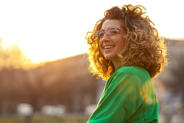 Ritratto Giovane Donna Con Capelli Ricci Città — Foto Stock