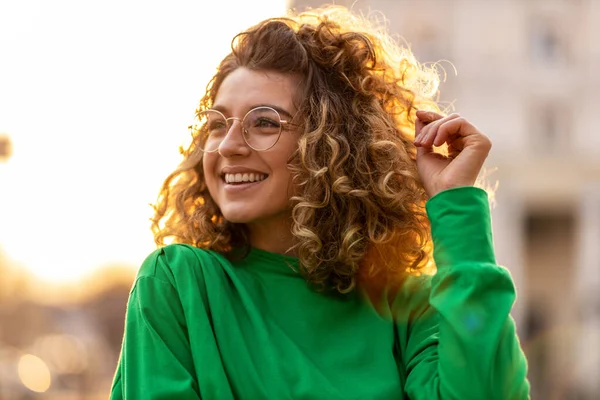 Portret Van Een Jonge Vrouw Met Krullend Haar Stad — Stockfoto