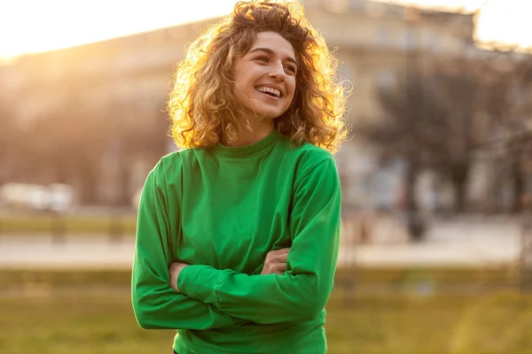 Retrato Mujer Joven Con Pelo Rizado Ciudad —  Fotos de Stock