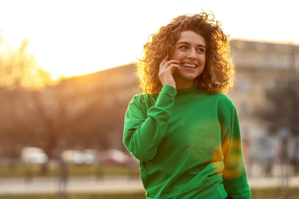 Jonge Hipster Vrouw Met Smartphone Bij Zonsondergang — Stockfoto